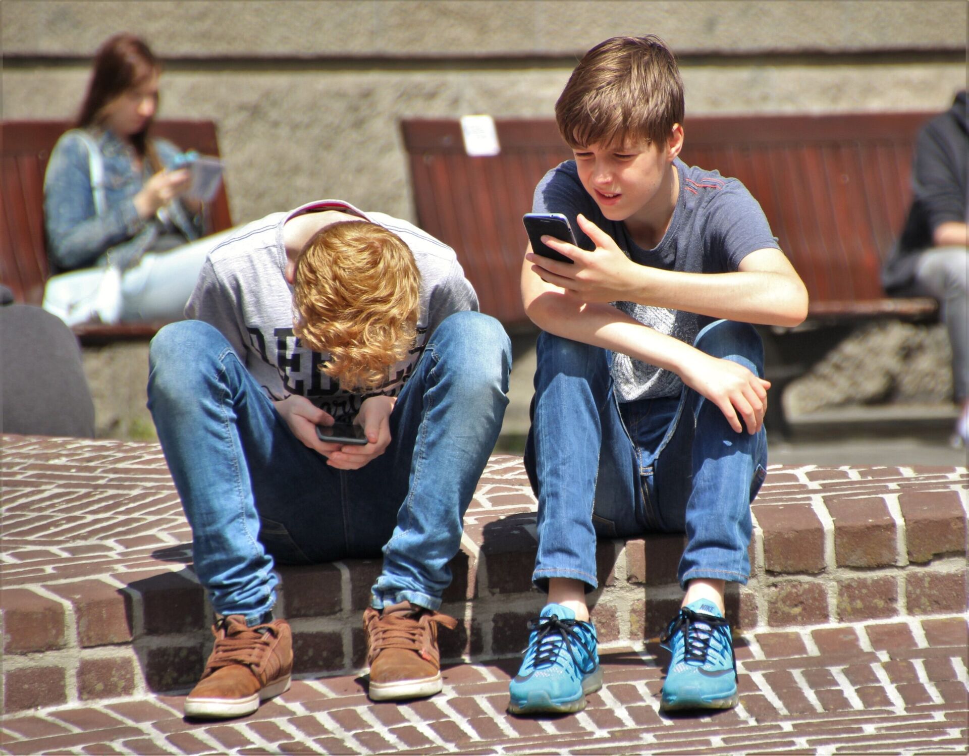 Jak radzić sobie z presją społecznościowych mediów wśród nastolatków
